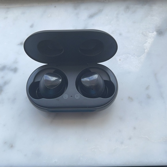 These are brand new samsung buds - Picture 2 of 3